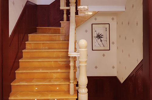 柳江中式别墅室内汉白玉石楼梯的定制安装装饰效果